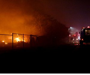 Μεγάλη φωτιά στο Μενίδι, ήχησε το 112 - Καίγονται εργοστάσια - Βίντεο