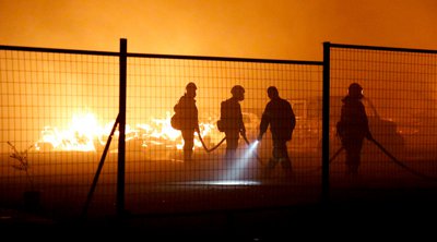 Βελτιωμένη εικόνα στη φωτιά στο Μενίδι - Κάηκαν εγκαταστάσεις εργοστασίων - Βίντεο