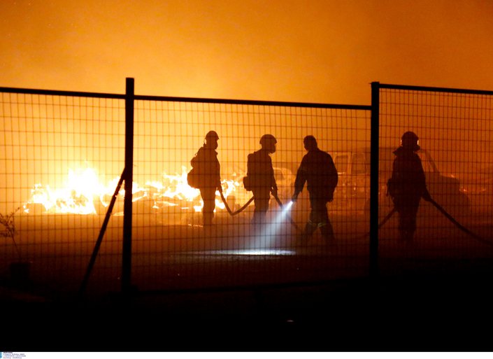 Βελτιωμένη εικόνα στη φωτιά στο Μενίδι - Κάηκαν εγκαταστάσεις εργοστασίων - Βίντεο