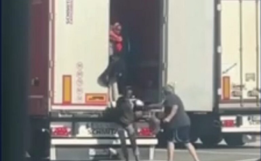 Ιταλία: Οδηγός φορτηγού μαστιγώνει γυναίκες μετανάστες με ιμάντα