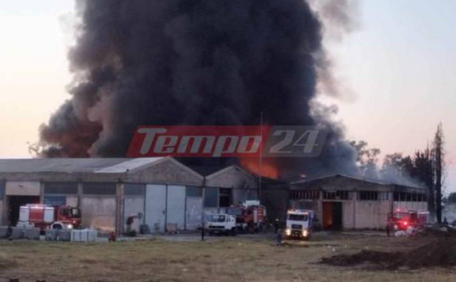 Πάτρα: Έχει περιοριστεί η φωτιά που εκδηλώθηκε στον περιβάλλοντα χώρο εργοστασίου στην περιοχή Γομοστό