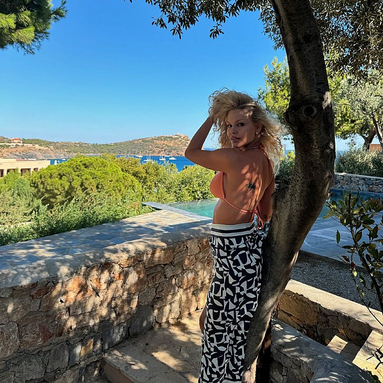 Βίκυ Κάβουρα: Ποζάρει με μαγιό 1,5 μήνα μετά τη γέννα