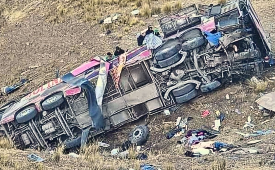 Περού: Τουλάχιστον 20 νεκροί από πτώση λεωφορείου σε γκρεμό