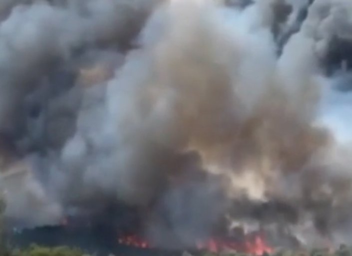 Σε εξέλιξη η πυρκαγιά στην Κορινθία - Τρεις τραυματίες πυροσβέστες - ΒΙΝΤΕΟ