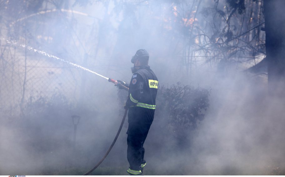 Φωτιά στον Τρίλοφο Θεσσαλονίκης: Ένας πυροσβέστης στο νοσοκομείο με αναπνευστικά προβλήματα