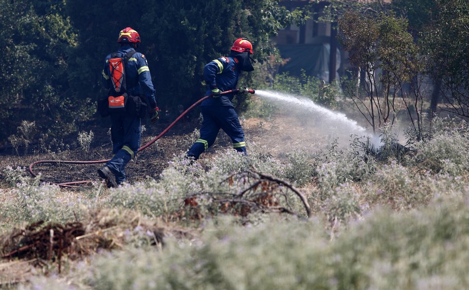 Πυρκαγιές: Διάσπαρτες εστίες στον Τρίλοφο - Χωρίς ενεργό μέτωπο η φωτιά στην Τζια