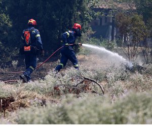 Πυρκαγιές: Διάσπαρτες εστίες στον Τρίλοφο - Χωρίς ενεργό μέτωπο η φωτιά στην Τζια