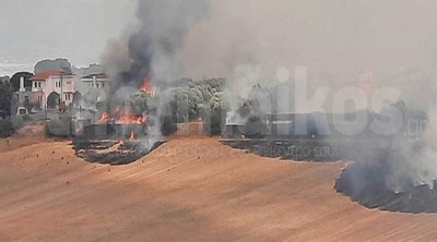 Φωτιά στον Τρίλοφο: Σε αυλές σπιτιών oι φλόγες - Ενισχύονται οι δυνάμεις 