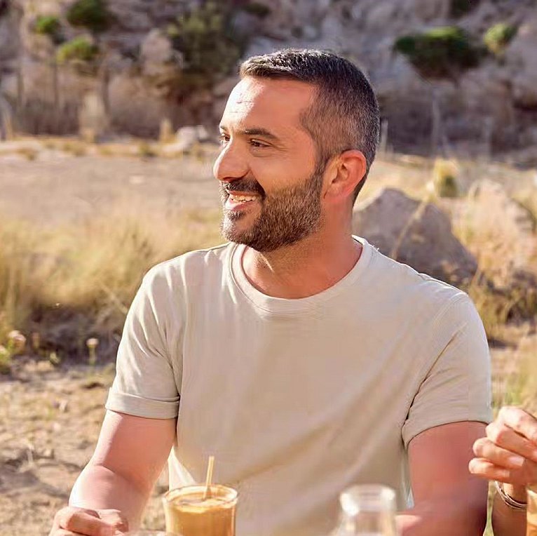 Λεωνίδας Κουτσόπουλος: Νυχτοπερπατήματα με τον γιο του στη Σχοινούσα