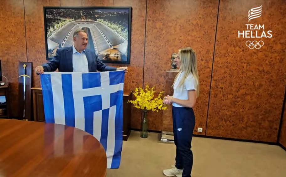 Στην Αντιγόνη Ντρισμπιώτη η ελληνική σημαία από τον Σπύρο Καπράλο - BINTEO