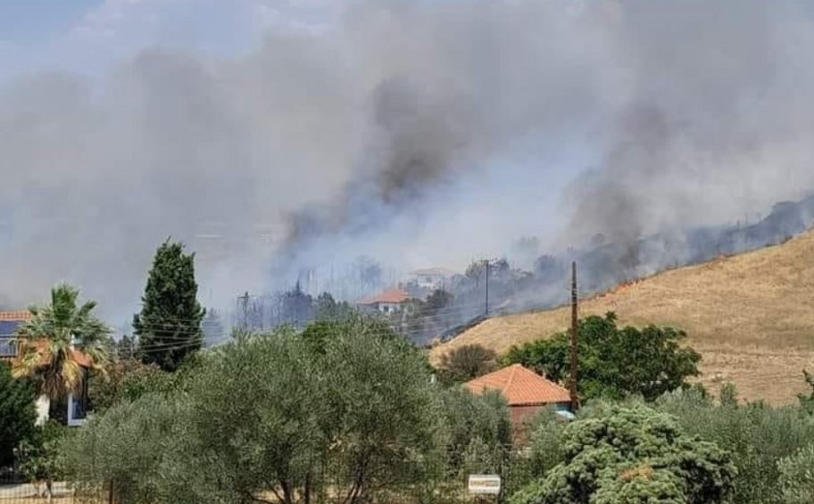 Θεσσαλονίκη: Φωτιά ανάμεσα στο Τρίλοφο  – Ήχησε το 112 - Απειλούνται σπίτια