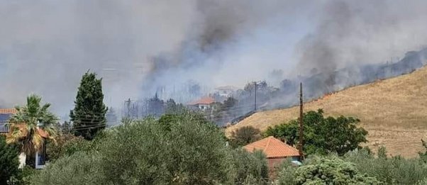 Θεσσαλονίκη: Φωτιά ανάμεσα στο Τρίλοφο  – Ήχησε το 112 - Απειλούνται σπίτια
