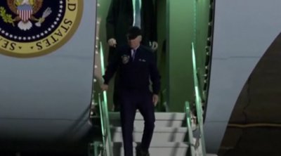 ΒΙΝΤΕΟ: Με Covid-19 ο Μπάιντεν, κατεβαίνει με δυσκολία από το AirForce - Ηγετικά στελέχη των Δημοκρατικών τον πιέζουν να αποσυρθεί