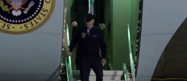 ΒΙΝΤΕΟ: Με Covid-19 ο Μπάιντεν, κατεβαίνει με δυσκολία από το AirForce - Ηγετικά στελέχη των Δημοκρατικών τον πιέζουν να αποσυρθεί