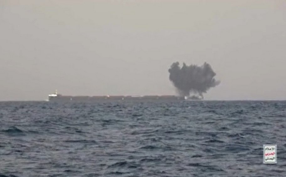 Βλήματα έπληξαν πλοίο στα ανοιχτά της Υεμένης
