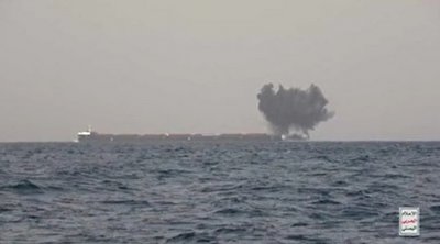 Βλήματα έπληξαν πλοίο στα ανοιχτά της Υεμένης