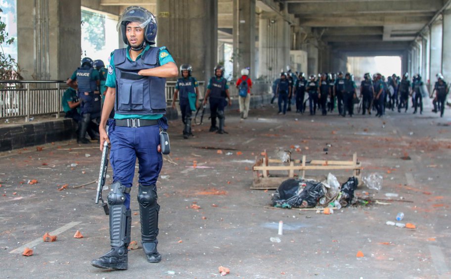 Ταραχές στο Μπανγκλαντές: Απαγόρευση της κυκλοφορίας και ανάπτυξη του στρατού αποφάσισε η κυβέρνηση