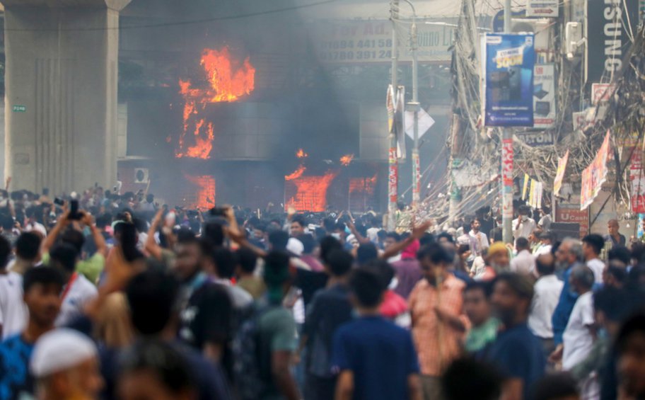 Μπανγκλαντές: 39 νεκροί σε σφοδρές συγκρούσεις διαδηλωτών με την αστυνομία - Διακόπηκε η πρόσβαση στο διαδίκτυο