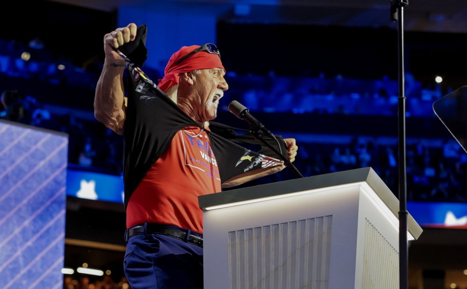 Ηulk Hogan: Έσκισε τη μπλούζα του για χάρη του Ντόναλντ Τραμπ - «Πυροβόλησαν τον ήρωά μου» - ΒΙΝΤΕΟ