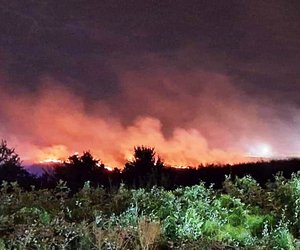 Μαίνεται η πυρκαγιά κοντά σε πεδίο βολής στο όρος Πάικο της Πέλλας – Ισχυροί άνεμοι στην περιοχή