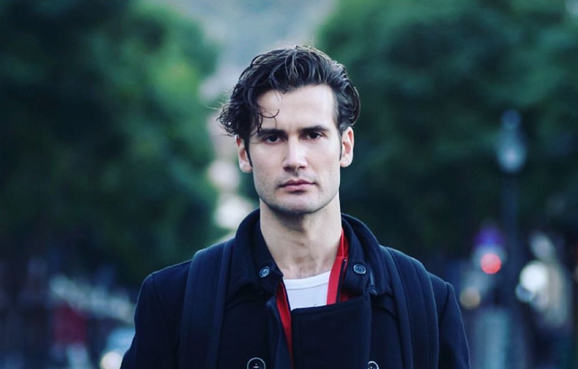 Αναστάσης Ροϊλός: Η πτώση στη σκηνή του θεάτρου που έγινε viral