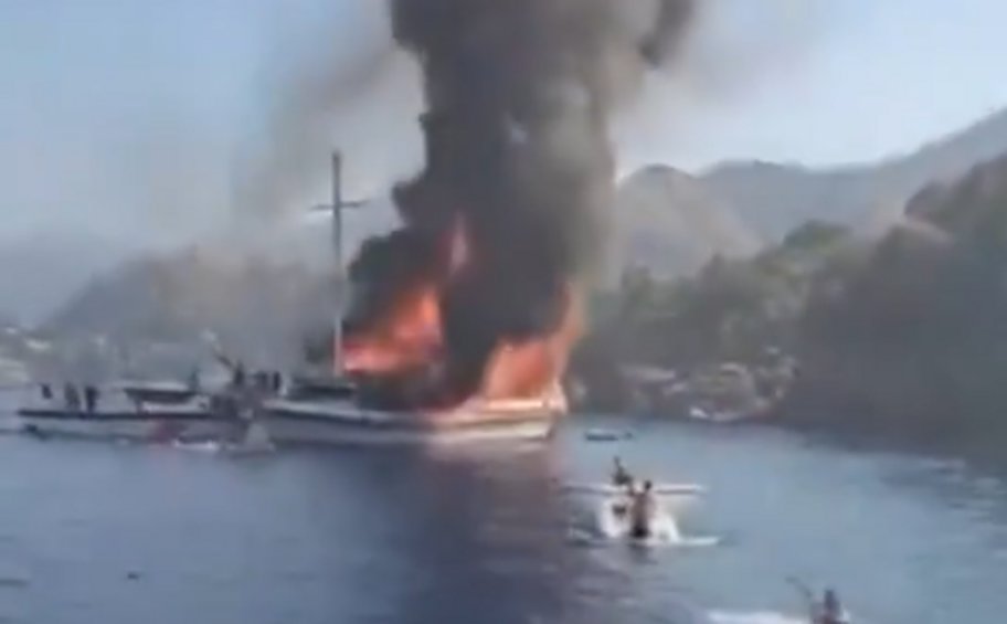 Συναγερμός στην Τουρκία: Τουριστικό σκάφος με 110 επιβάτες πήρε φωτιά και βυθίστηκε στον Μαρμαρά - ΒΙΝΤΕΟ