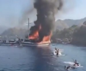 Συναγερμός στην Τουρκία: Τουριστικό σκάφος με 110 επιβάτες πήρε φωτιά και βυθίστηκε στον Μαρμαρά - ΒΙΝΤΕΟ