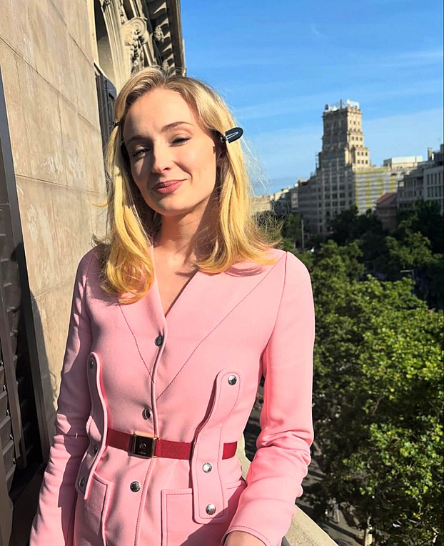 Η Sophie Turner έκανε το ωραιότερο office look χωρίς μπλουζάκι