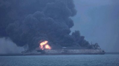 Σιγκαπούρη: Δύο μεγάλα δεξαμενόπλοια στις φλόγες - Διασώθηκαν δύο ναυτικοί