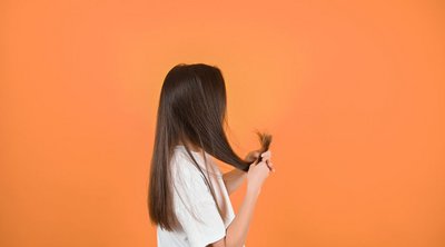 5 σημάδια ότι τα μαλλιά σας αραιώνουν – Πώς θα το διορθώσετε