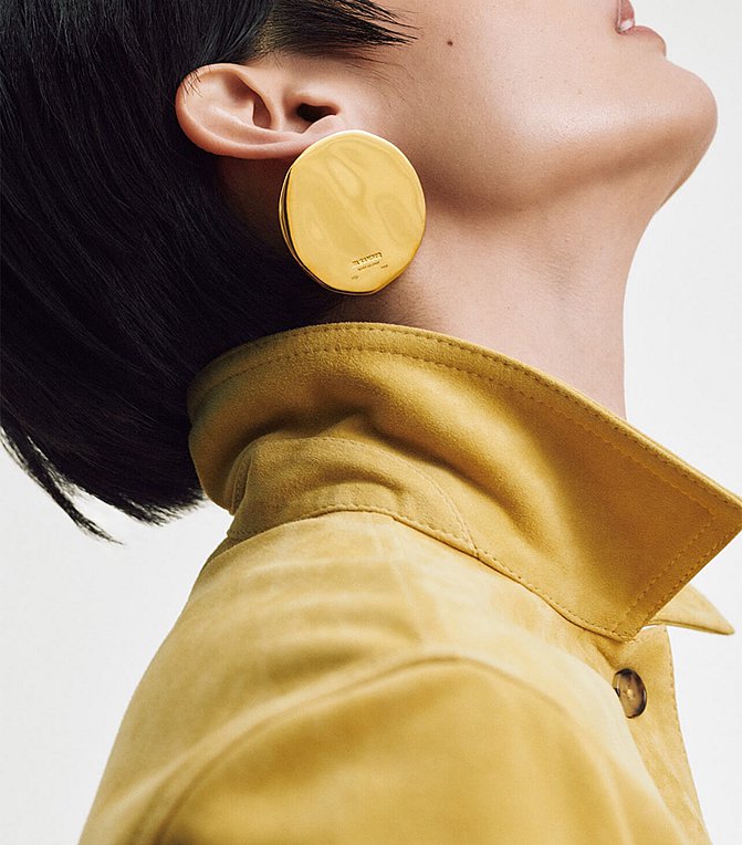 Τα σκουλαρίκια-κουμπιά επιστρέφουν από τα 80s – Βρήκαμε τα ωραιότερα