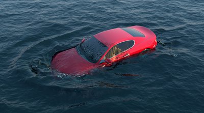 Έπεσε το αυτοκίνητο στο νερό; Πώς θα βγείτε σε 1 λεπτό σύμφωνα με ειδικό