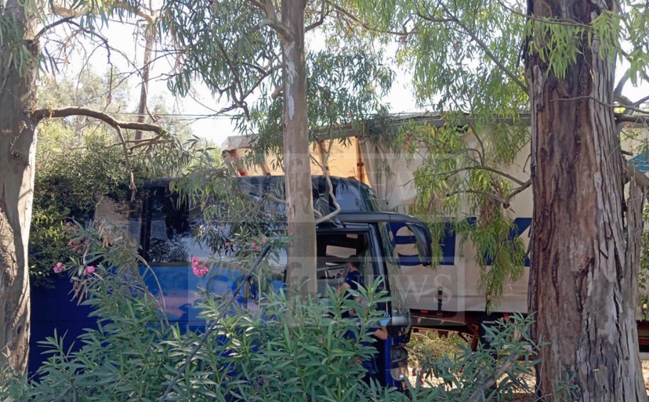 Σύγκρουση τουριστικού λεωφορείου με φορτηγό στην Κέρκυρα: Ενας νεκρός και δύο τραυματίες