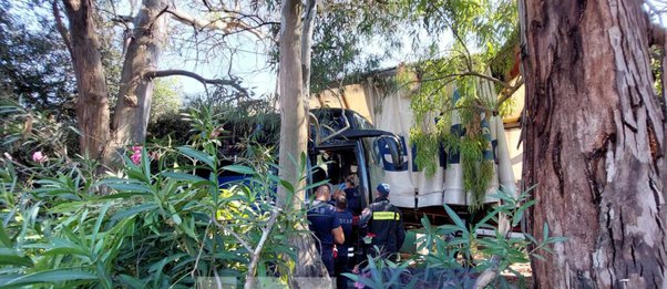 Τραγωδία στην Κέρκυρα: Ενας νεκρός και δύο σοβαρά τραυματίες από τη σύγκρουση τουριστικού λεωφορείου με φορτηγό 