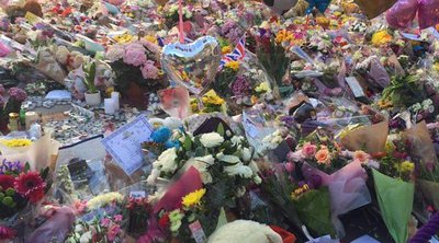 Βρετανία: Μηνύουν συνωμοσιολόγο που λέει ότι η επίθεση αυτοκτονίας του 2017 στο Μάντσεστερ ήταν σκηνοθετημένη 