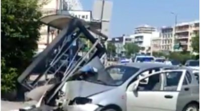 Τροχαίο στη Μεσογείων - Αυτοκίνητο έπεσε σε στάση λεωφορείου 