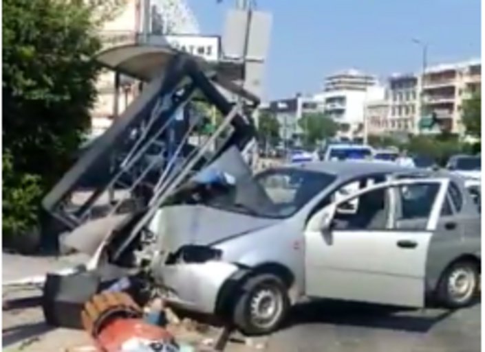 Τροχαίο στη Μεσογείων - Αυτοκίνητο έπεσε σε στάση λεωφορείου 