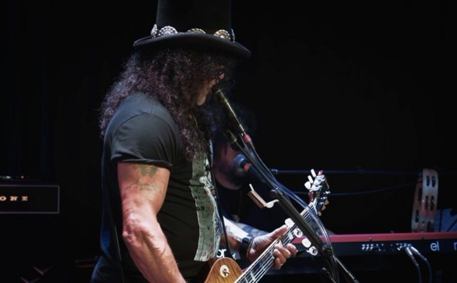 Slash: Δύσκολες ώρες για τον θρύλο των Guns N’ Roses – Πέθανε η θετή κόρη του στα 25 της