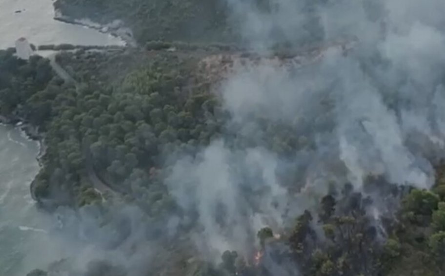 Ιταλία: Πυρκαγιά στο νότιο τμήμα της χώρας - Απομακρύνθηκαν 1000 τουρίστες