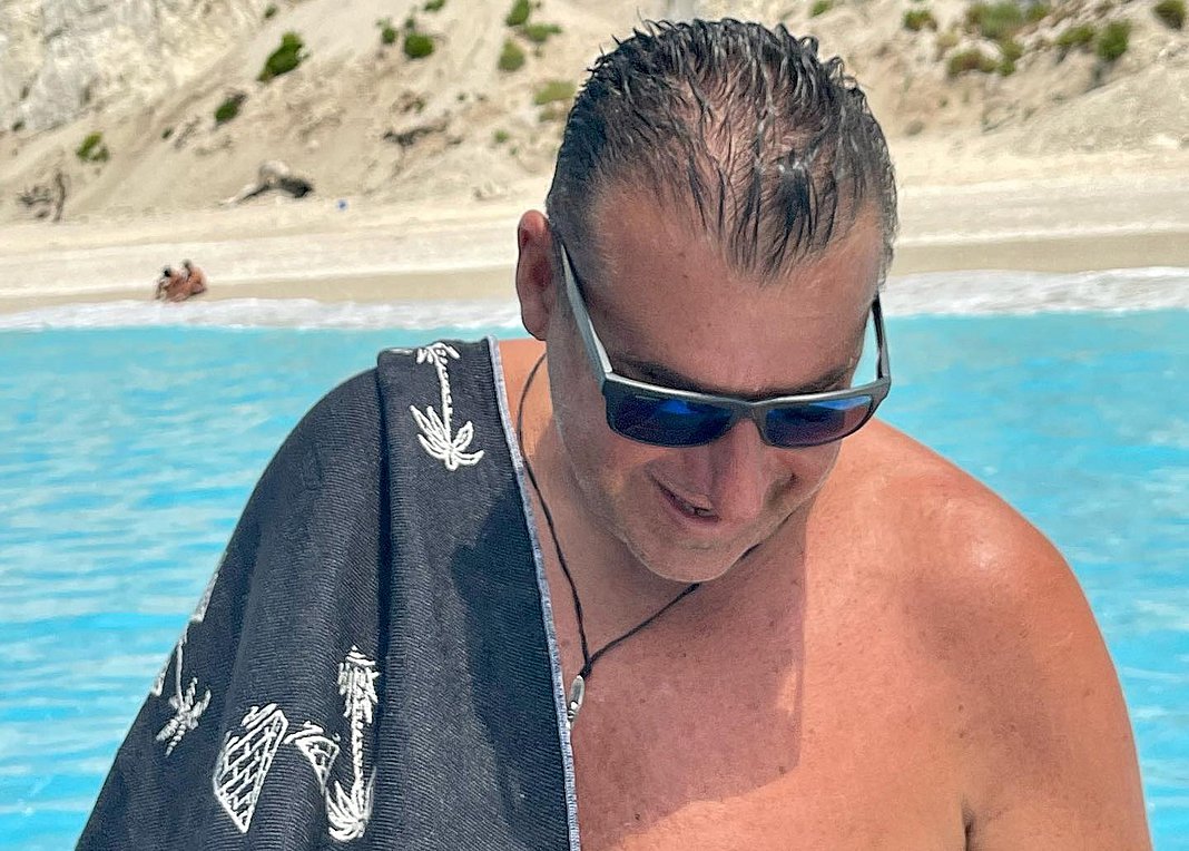 Γιώργος Λιάγκας: Η αγκαλιά με τους γιους του στη θάλασσα