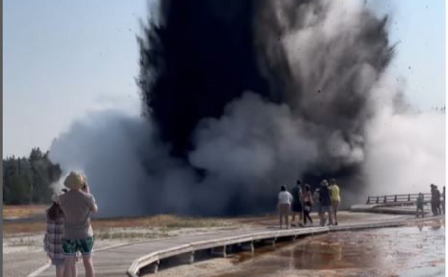 ΒΙΝΤΕΟ: Πανικός από υδροθερμική έκρηξη στο πάρκο Γέλοουστοοουν - Ετρεχαν να σωθούν οι επισκέπτες 