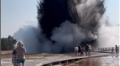 ΒΙΝΤΕΟ: Πανικός από υδροθερμική έκρηξη στο πάρκο Γέλοουστοοουν - Ετρεχαν να σωθούν οι επισκέπτες 