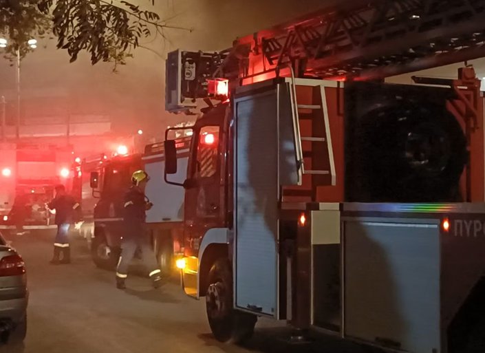 Πυρκαγιά σε καφετέρια στο κέντρο της Αθήνας - Απεγκλωβίστηκαν 10 άτομα, μεταξύ των οποίων και παιδιά