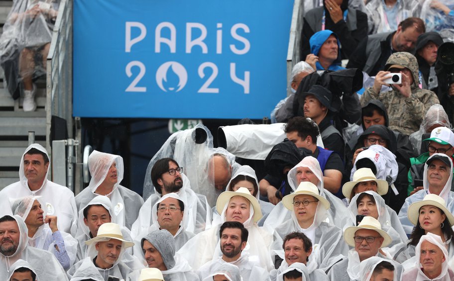 Ολυμπιακοί Αγώνες 2024: Η έντονη βροχόπτωση έχει οδηγήσει σε αποχωρήσεις θεατών από την Τελετή Έναρξης