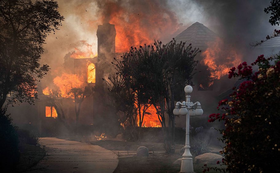ΗΠΑ: Χιλιάδες άνθρωποι εγκαταλείπουν τις εστίες τους λόγω της πολύ μεγάλης πυρκαγιάς στην Καλιφόρνια - Βίντεο