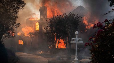 ΗΠΑ: Χιλιάδες άνθρωποι εγκαταλείπουν τις εστίες τους λόγω της πολύ μεγάλης πυρκαγιάς στην Καλιφόρνια - Βίντεο