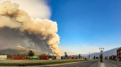 Καναδάς: Οι ευνοϊκότερες καιρικές συνθήκες αναμένεται να βοηθήσουν τους πυροσβέστες στη μάχη με τις φλόγες στο δυτικό τμήμα