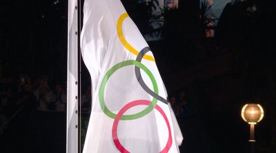 Παρίσι: Η έπαρση της σημαίας των Ολυμπιακών Αγώνων υπό τους ήχους του Ολυμπιακού ύμνου
