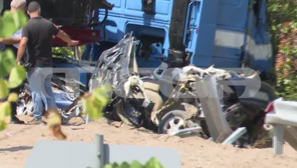 Η άμορφη μάζα σιδερικών κάτω από την νταλίκα και στο πλάι του δρόμου είναι ό,τι απέμεινε από τα ΙΧ. Η άμορφη μάζα σιδερικών κάτω από την νταλίκα και στο πλάι του δρόμου είναι ό,τι απέμεινε από τα ΙΧ.