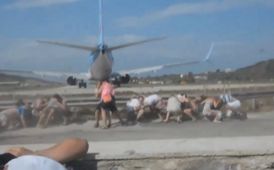 Σκιάθος: Νέο βίντεο από απογείωση αεροπλάνου με τουρίστες σε απόσταση αναπνοής